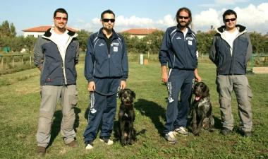 I due segugi Emma e Bo con i loro istruttori al campo macerie di Rosignano