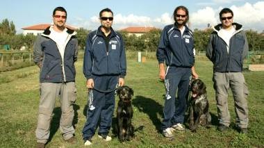 I due segugi Emma e Bo con i loro istruttori al campo macerie di Rosignano