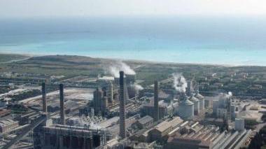 Il pontile Solvada dove attraccano le etileniere e, a fianco la fabbrica Solvay