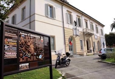 Il municipio e il sindaco Franco Mungai