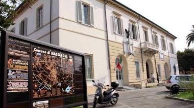 Il municipio e il sindaco Franco Mungai
