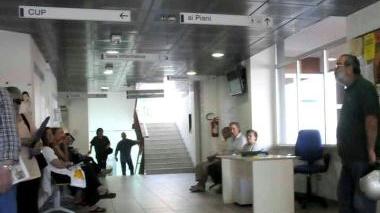 <b>IN ATTESA.</b> Pazienti in coda al Cup del distretto in via Bassa Tambura