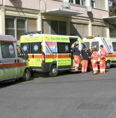 Ambulanze davanti al Pronto soccorso del Santa Chiara