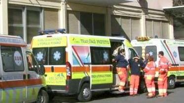 Ambulanze davanti al Pronto soccorso del Santa Chiara
