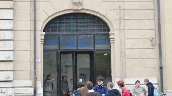 Studenti all’ingresso dell’Istituto Sandro Pertini (Vip)