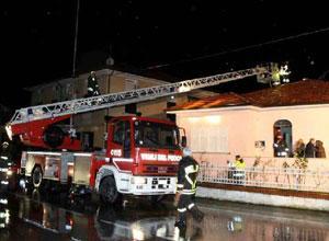 Fulmine provoca un incendio, scoperchiata una casa