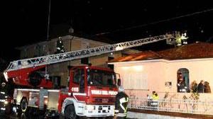 Fulmine provoca un incendio, scoperchiata una casa
