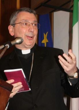 <strong>IL VESCOVO ARCHITETTO.</strong> A sinistra: ad una conferenza sugli anziani in Camera di Commercio. Sopra: a bordo di una motovedetta della Capitaneria