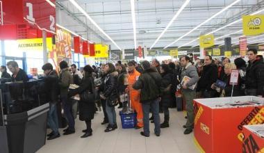 Megastore assaltato all'inaugurazione: in centinaia a caccia della super offerta