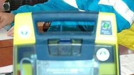 Un defibrillatore semi automatico
