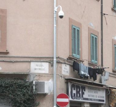 Locchio che monitora la situazione tra via della Pina doro e piazza dei Mille e accanto quello di piazza Attias 