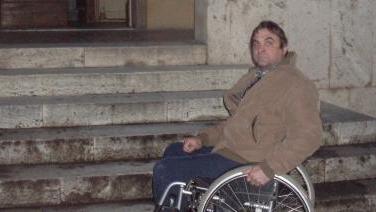 «Costretto a contare sull'aiuto di volontari per poter arrivare all'ufficio del giudice»