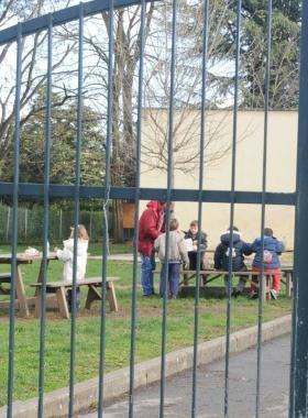Bimbini col panino a pranzo 