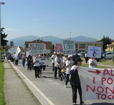 Un corteo contro la scelta di fare il compostaggio ai Poderacci 