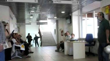<b>IN ATTESA.</b> Pazienti che aspettano al Cup di Massa