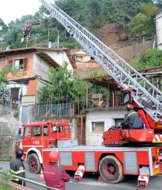 Un mezzo dei vigili del fuoco impegnato in operazioni di soccorso  