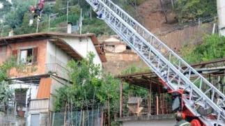 Un mezzo dei vigili del fuoco impegnato in operazioni di soccorso