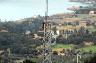 Uno dei tralicci installati e poi smantellati in località Le Picchiaie a Portoferraio