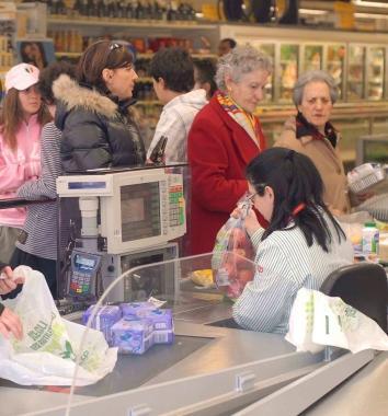 Clienti all interno di un supermercato Coop 