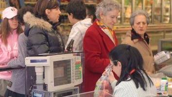 Clienti all’ interno di un supermercato Coop
