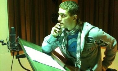 Maurizio Merluzzo impegnato in sala di doppiaggio 
