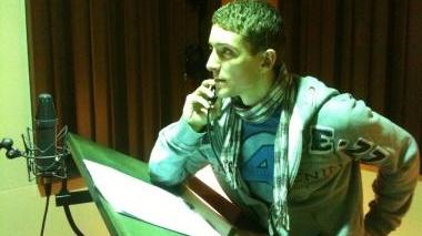 Maurizio Merluzzo impegnato in sala di doppiaggio
