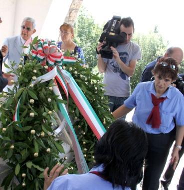<b>RICORDO. </b>La deposizione della corona a S. Anna di Stazzema   