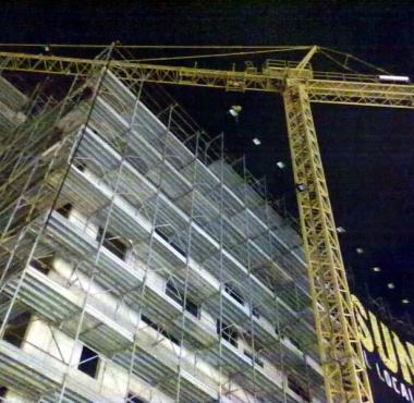 La gru su cui si &egrave; arrampicato Alessandro Cecchini (anche a destra) 