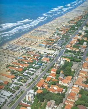 <b>CIRCONVENZIONE.</b> Nella foto di Roberto Merlo (tratta da In volo sulla Versilia) una veduta dallalto di Tonfano, dove viveva lanziana donna  