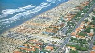 <b>CIRCONVENZIONE.</b> Nella foto di Roberto Merlo (tratta da In volo sulla Versilia) una veduta dall’alto di Tonfano, dove viveva l’anziana donna