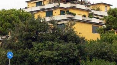 Un’immagine dell’albergo Doria di Ronchi trasformato in appartamenti