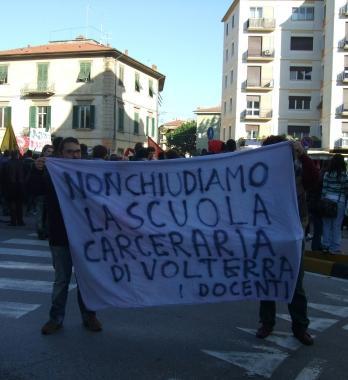 Dal centro al Maschio, catene ai polsi e striscioni per la scuola in carcere
