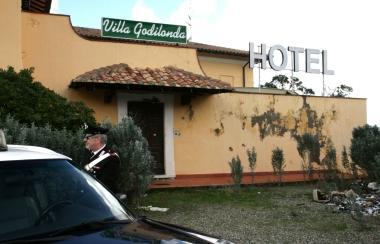 I militari davanti allo storico albergo di Castiglioncello