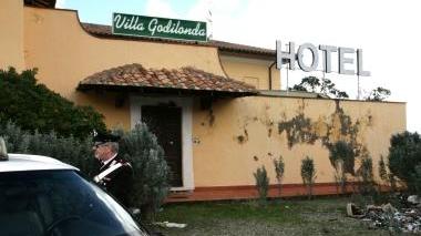 I militari davanti allo storico albergo di Castiglioncello