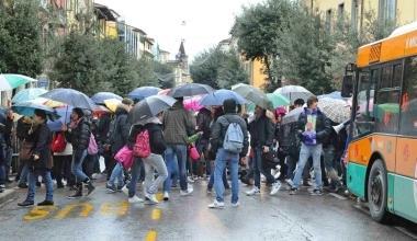 <strong>IN 300 </strong>Tre gruppi di un centinaio di studenti l’uno ieri mattina hanno invaso le strisce