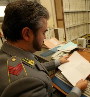 Un finanziere passa al setaccio le dichiarazioni dei contribuenti