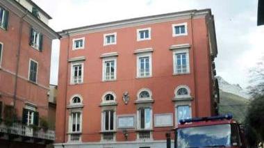La casa colpita dal fulmine, Nicoletta Boggia e sotto il sindaco di Ortonovo