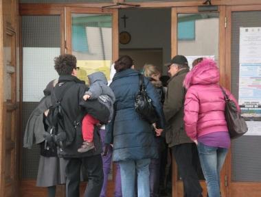 Genitori fuori dalla scuola Maria Ausiliatrice 