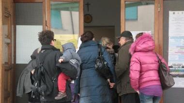 Genitori fuori dalla scuola Maria Ausiliatrice