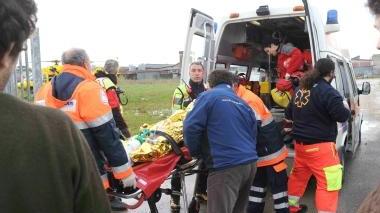 Il trentenne di Livorno mentre viene soccorso