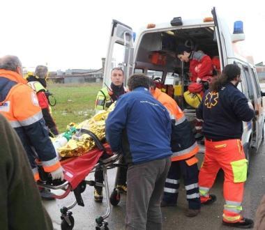 Il trentenne operaio di Livorno mentre viene soccorso e la pensilina da cui è caduto il trentenne a Perignano