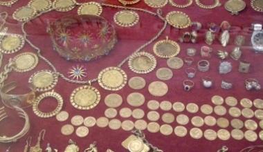 Esposto in Questura l'oro sequestrato ai rom