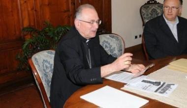Anche il vescovo in tuta sulle Mura per fare un po' di esercizio fisico