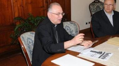 Anche il vescovo in tuta sulle Mura per fare un po' di esercizio fisico