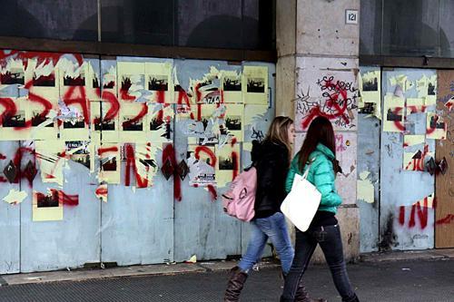 Scritte contro la guerra sulle vetrate della Gran Guardia