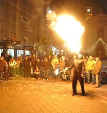 Il mangiafuoco in piazza a Cecina, circondato dai ragazzi 