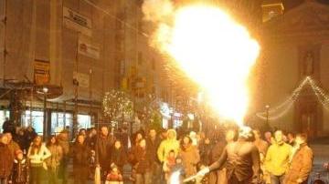 Il mangiafuoco in piazza a Cecina, circondato dai ragazzi