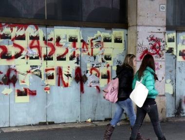 Scritte con lo spray rosso sulla Gran Guardia