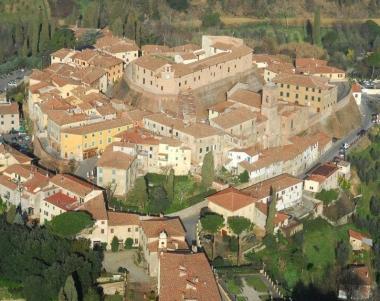 Una veduta del Castello di Lari   