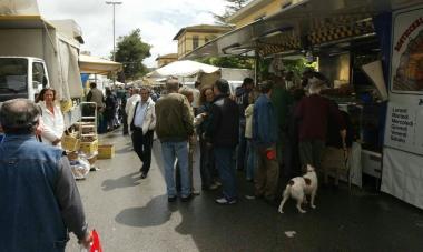 Il mercato in piazza Kennedy 